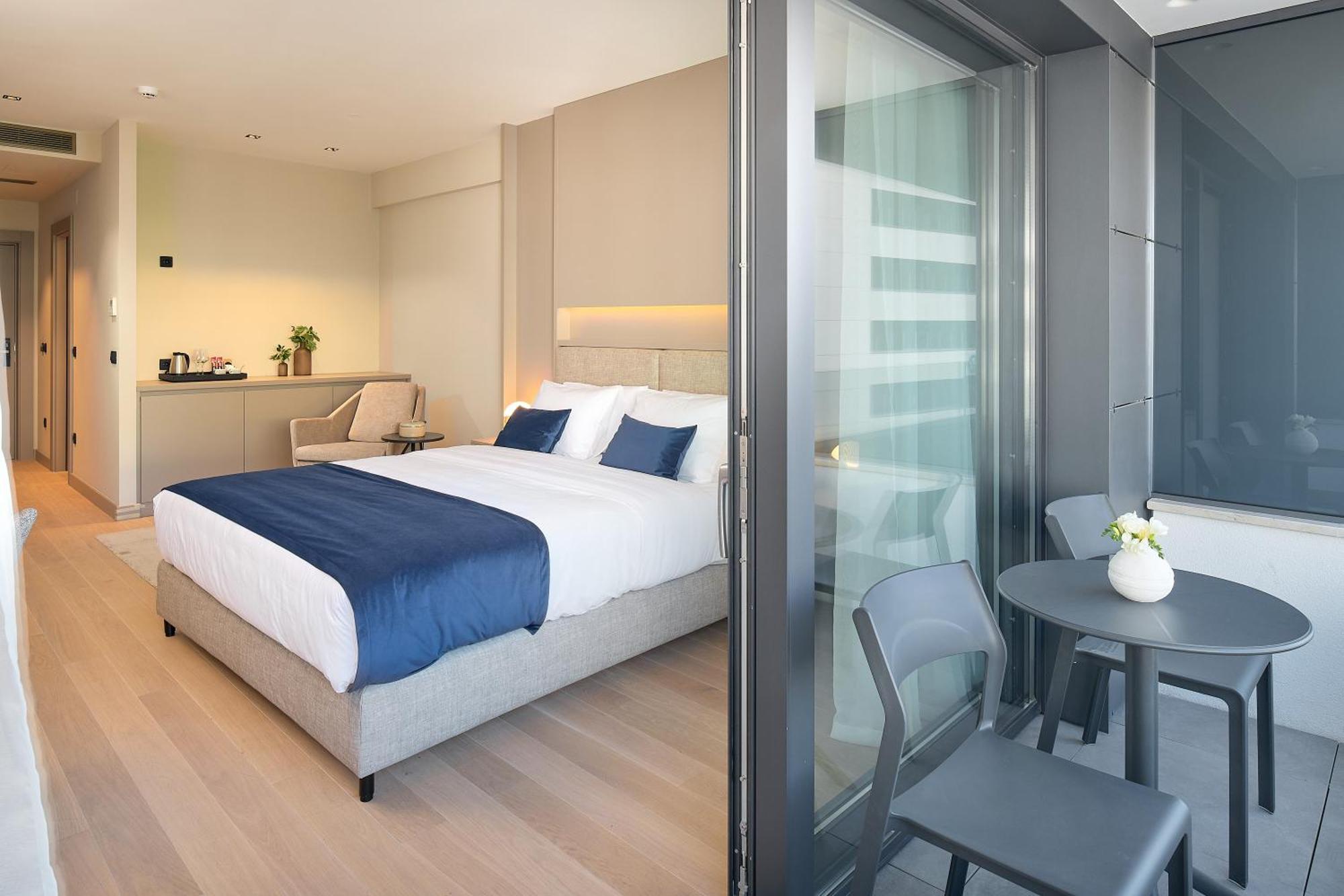 Deluxe Double Room Balcony,1285833961:JPEG